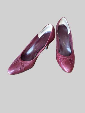 Vintage burgundy heels with classic pleated detail - 8.5A (Narrow)